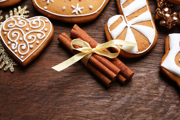 Délicieux biscuits au pain d'épice et décor de Noël sur fond de bois, gros plan
