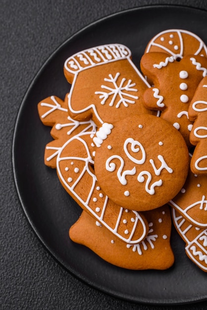 Photo délicieux biscuits au pain d'épice avec du gingembre au miel et de la cannelle composition hivernale