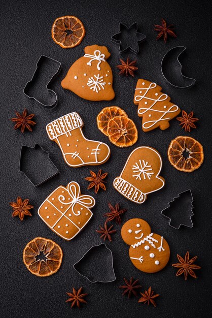 Photo délicieux biscuits au pain d'épice avec du gingembre au miel et de la cannelle composition hivernale