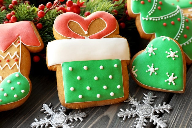 Délicieux biscuits au pain d'épice sur fond de bois, gros plan