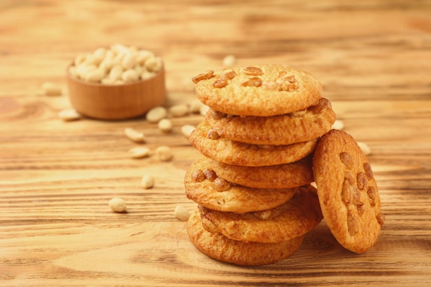 Délicieux biscuits aux arachides sur fond de bois