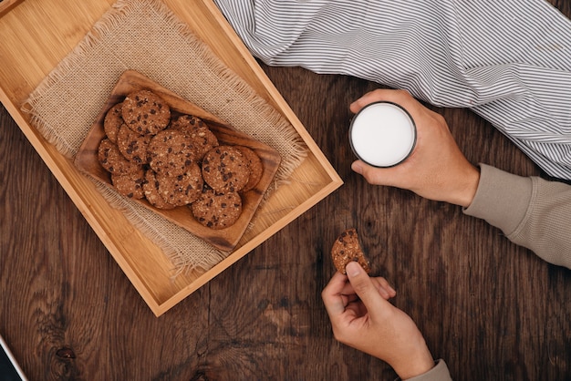 De délicieux biscuits aux pépites de chocolat sur un plateau sur une vieille table en bois sombre