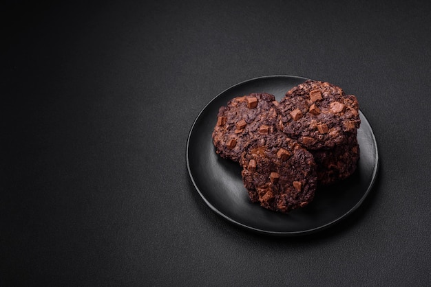 Délicieux biscuits à l'avoine croustillants frais avec du chocolat et des noix