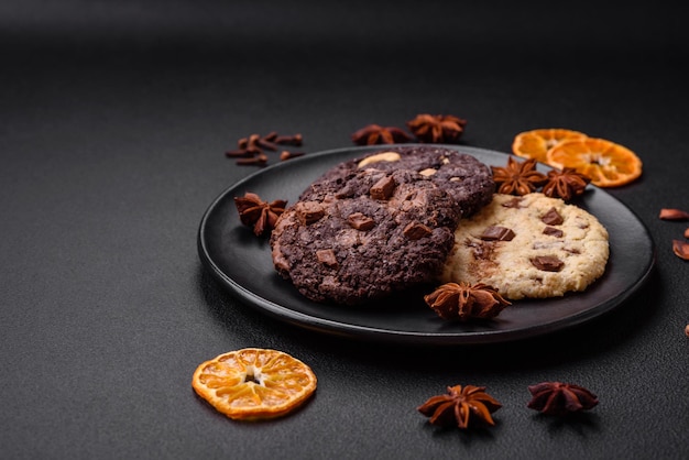 Délicieux biscuits à l'avoine croustillants frais avec du chocolat et des noix