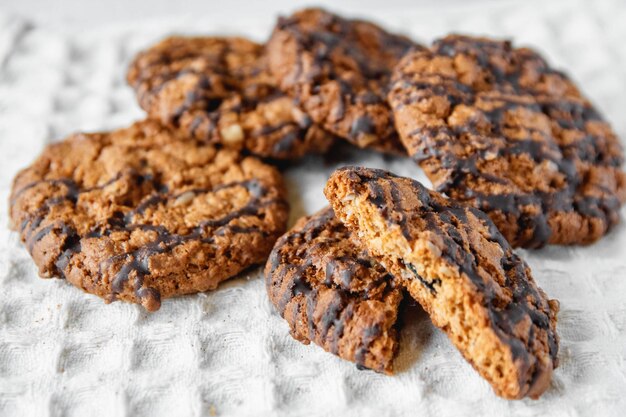 Délicieux biscuits à l'avoine avec du chocolat sur fond de serviette blanche. Copie, espace vide pour le texte