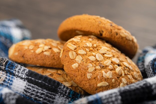 De délicieux biscuits à l'avoine faits maison avec des noix sur une surface en bois