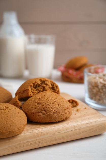 Délicieux biscuits à l'avoine sur un gros plan de tableau blanc