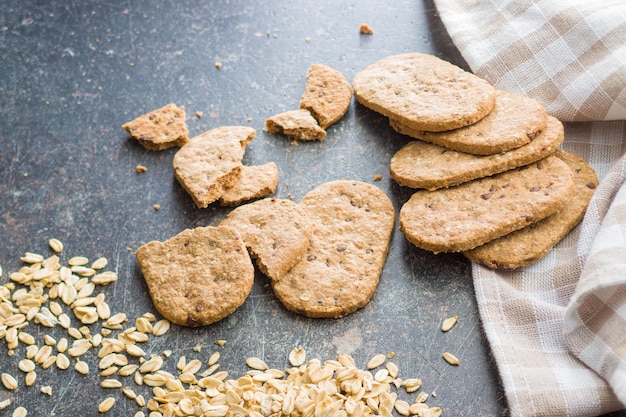 Délicieux biscuits à l'avoine sur la table de la cuisine