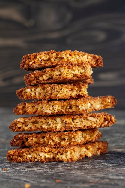 Délicieux biscuits croustillants brisés en morceaux avec des miettes