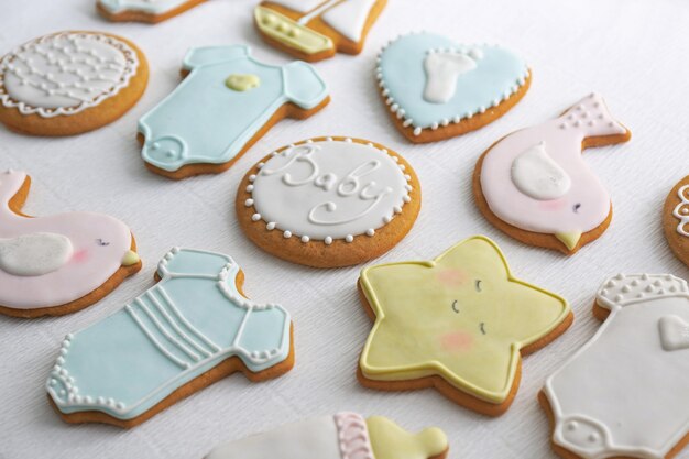 Délicieux biscuits de douche de bébé sur la table