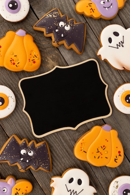 Photo délicieux biscuits faits maison d'halloween de différentes formes sur une vieille table en bois