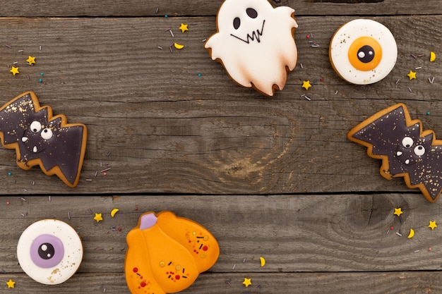 Délicieux biscuits faits maison d'halloween de différentes formes sur une vieille table en bois