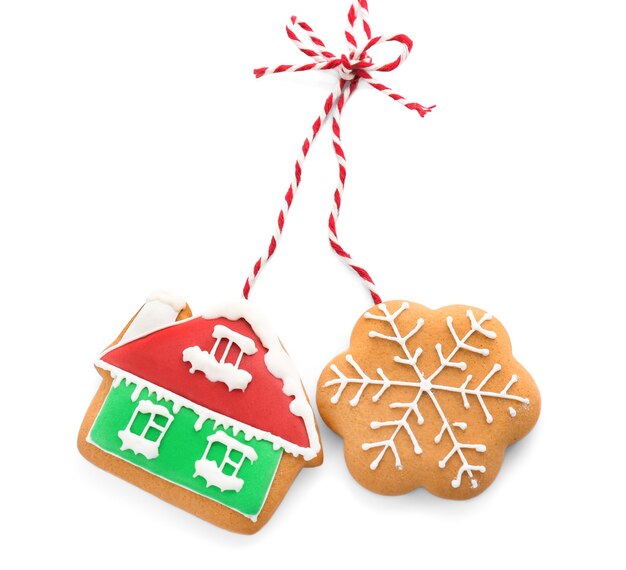 Délicieux biscuits faits maison de Noël sur fond blanc