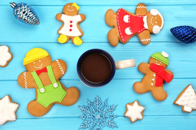 Délicieux biscuits faits maison de Noël et tasse de café sur une table en bois de couleur