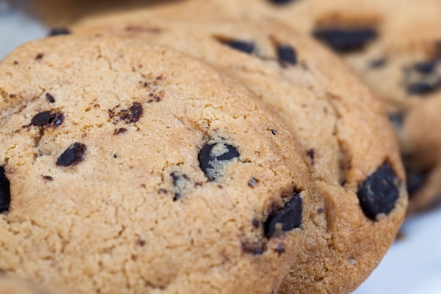 Délicieux biscuits à la farine de blé et gouttes de chocolat