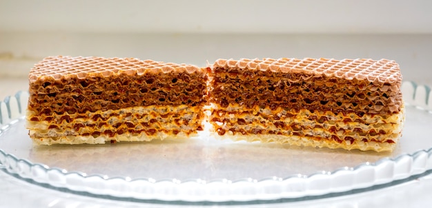 De délicieux biscuits gaufrettes sucrés sur une plaque de verre_