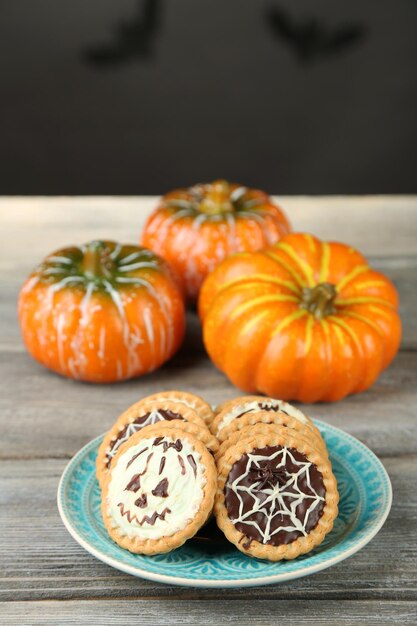 Délicieux biscuits d'Halloween sur une assiette sur une table en bois