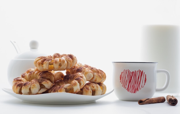 Délicieux biscuits maison cuits au four avec de la cannelle moulue. Vue rapprochée. Composition du petit déjeuner. Dessert de la Saint-Valentin.