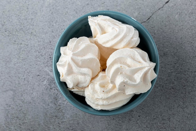 Délicieux biscuits à la meringue dans le bol