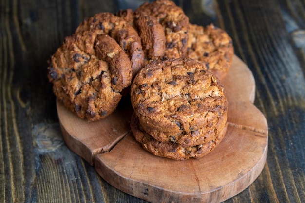 Délicieux biscuits avec des morceaux de chocolat sur la table