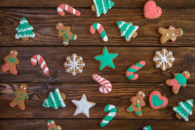 De délicieux biscuits de Noël faits maison sur un fond de table en bois, vue de dessus.