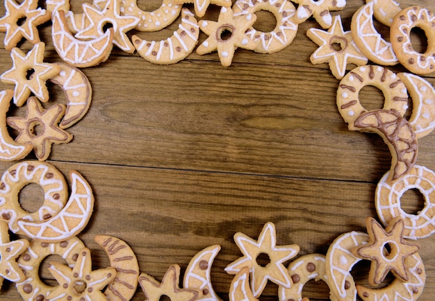 Délicieux biscuits de Noël sur fond de bois