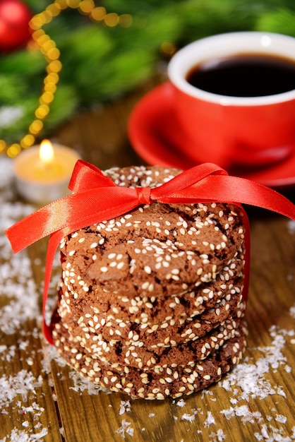 Délicieux biscuits de Noël en pot sur table close-up