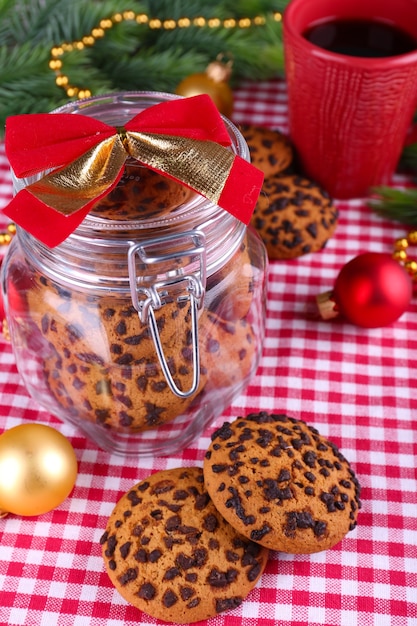 Délicieux biscuits de Noël en pot sur table close-up