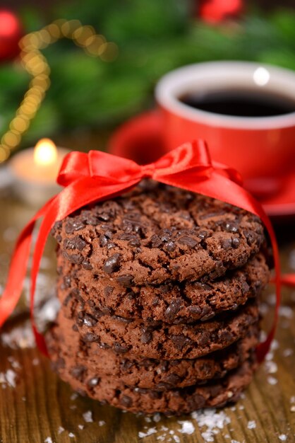 Délicieux biscuits de Noël en pot sur table close-up