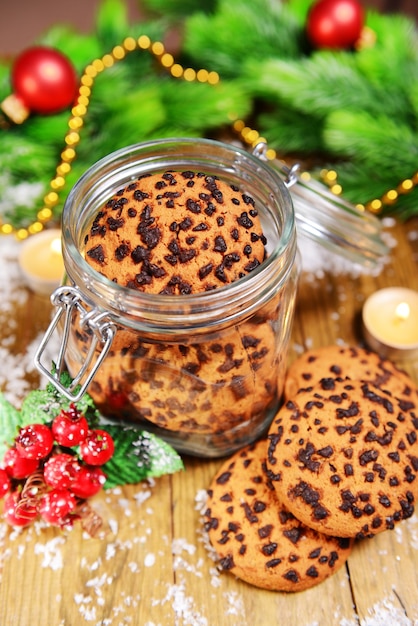 Délicieux biscuits de Noël en pot sur table close-up