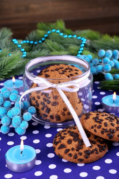 Délicieux biscuits de Noël en pot sur table sur fond de bois