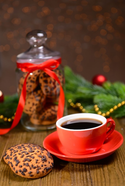 Délicieux biscuits de Noël en pot sur table sur fond marron