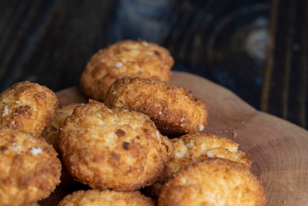 Délicieux biscuits à la noix de coco sur la table