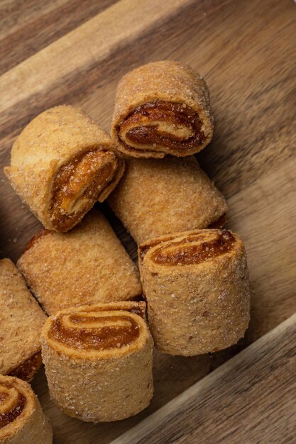 Délicieux biscuits sur une planche de bois Gros plan