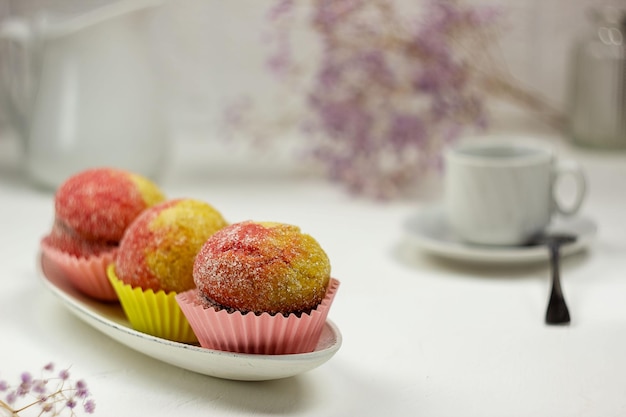 Photo de délicieux biscuits ronds faits maison avec une garniture appétissante en forme de pêche tasse de fleurs et pot à lait en arrière-plan