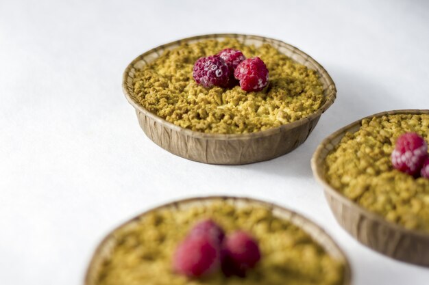 Délicieux biscuits sablés friables faits maison avec des framboises