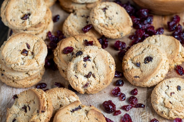 Délicieux biscuits séchés à base de farine de haute qualité avec des canneberges rouges séchées sur la table