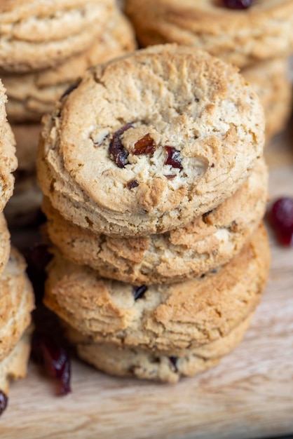 Délicieux biscuits séchés à base de farine de haute qualité avec des canneberges rouges séchées sur la table