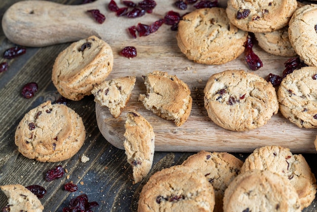 Délicieux biscuits séchés à base de farine de haute qualité avec des canneberges rouges séchées sur la table