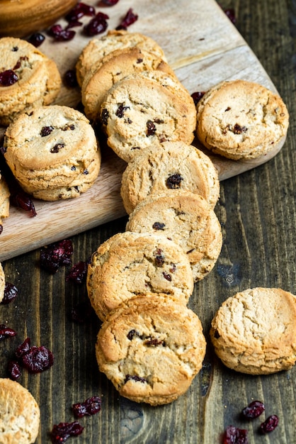 Délicieux biscuits séchés à base de farine de haute qualité avec des canneberges rouges séchées sur la table