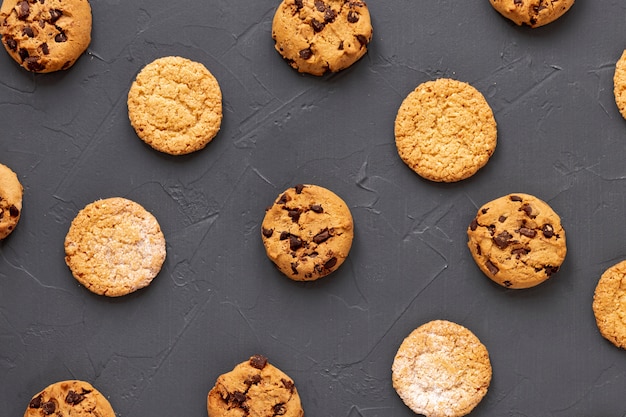 Délicieux biscuits sur la table grise