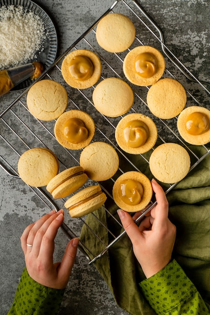 Photo délicieux biscuits avec vue de dessus à la crème