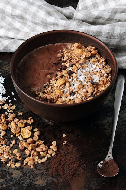 Délicieux bol de petit déjeuner avec du yaourt au chocolat et du granola. Petit-déjeuner sain.