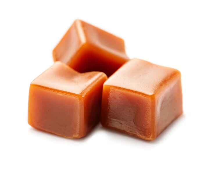 Photo délicieux bonbons au caramel isolés sur fond blanc