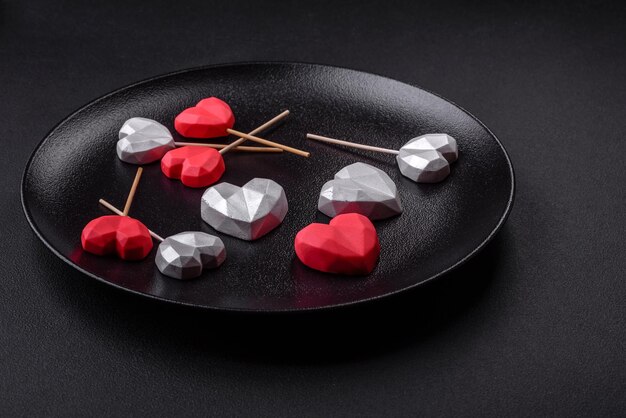 Délicieux bonbons au chocolat en forme de coeur sur fond de béton foncé