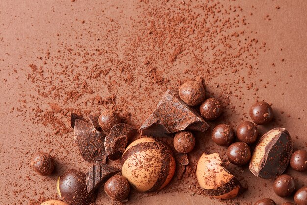 De délicieux bonbons au chocolat sur une table brune