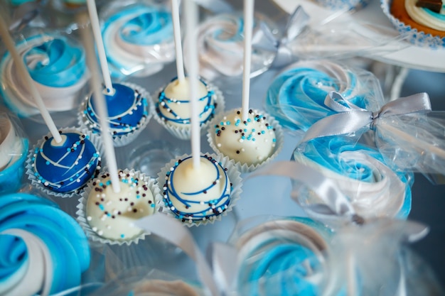 Délicieux bonbons et biscuits sucrés pour les enfants le jour de leur anniversaire