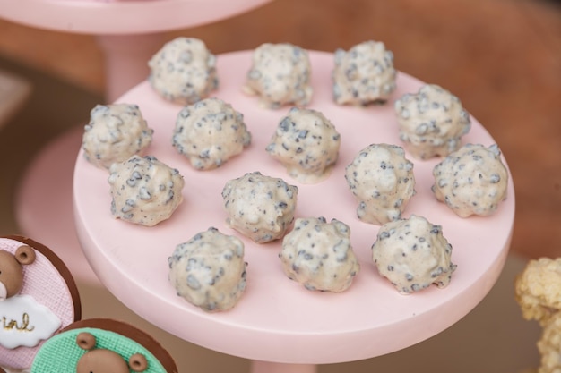 Délicieux bonbons brigadeiro blancs aux flocons de chocolat noir Bonbons gastronomiques brésiliens