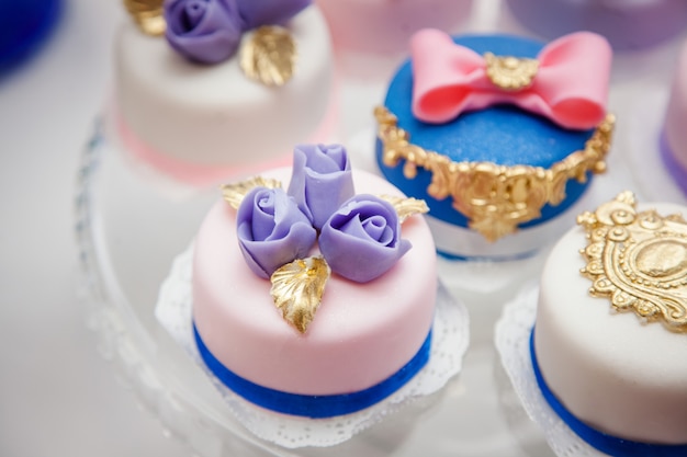 Délicieux bonbons sur le buffet de bonbons de mariage avec des desserts