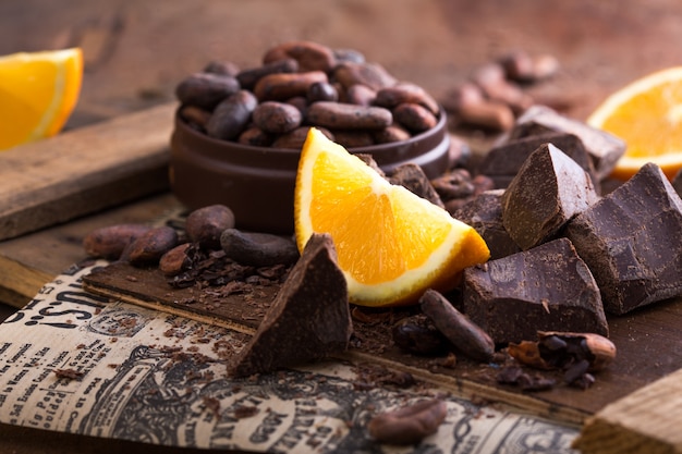 Délicieux bonbons, chocolats, fèves de cacao et tranche d'oranges. Vue de dessus des objets de groupe à plat